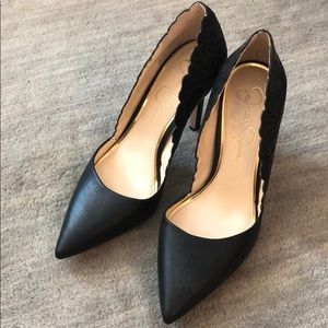 Black pumps
